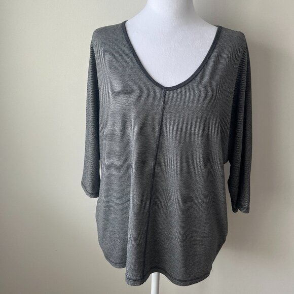 🪷Tahari V-Neck Batwing 3/4 Sleeve Tee - Size M black and cream🪷 - Picture 1 of 12